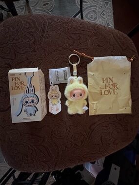 Labubu "Pin For Love" Series A-?, Letter "F"